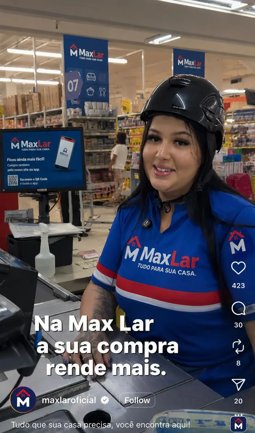 Influenciadora mostrando produto MaxLar