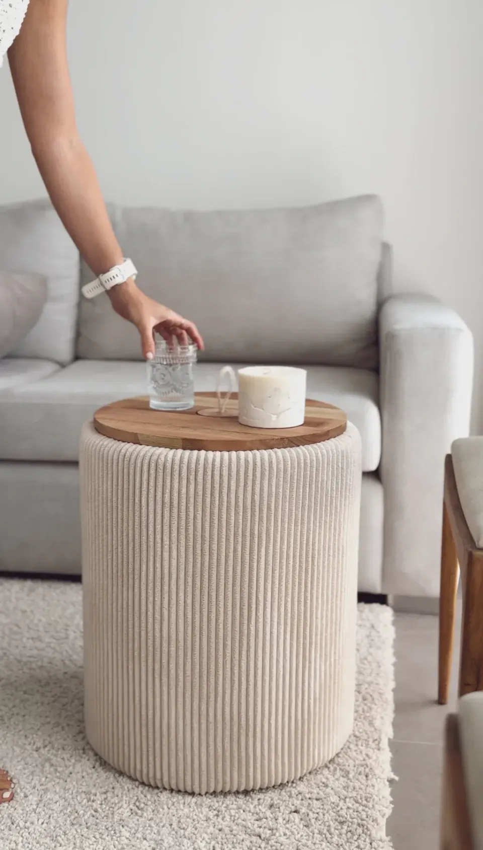 Mesa lateral com dispensador de água em madeira premium, foto 4