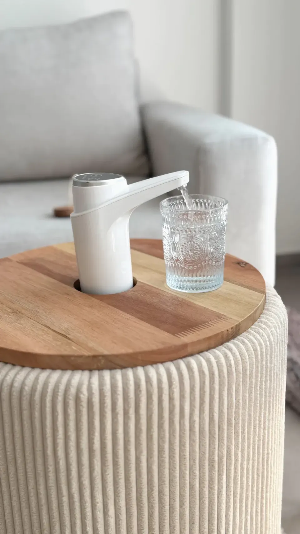 Mesa lateral com dispensador de água em madeira premium, foto 6